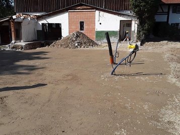 Rohr schaut aus dem Boden