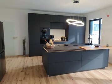 Küche mit runder Lampe