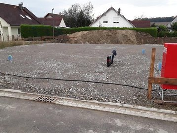 Kabelanschlüsse aus Baugrundstück