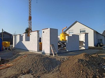 Baustelle eines Bungalow 100 während den Maurerarbeiten