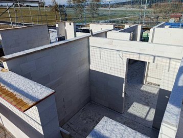 Erdgeschoss eines unfertigen Hauses