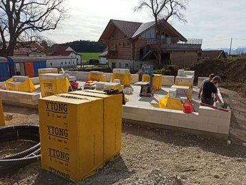 Steine für ein Haus auf Baustelle