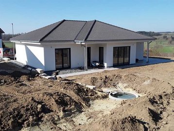 Bungalow 128 mit Erdhaufen