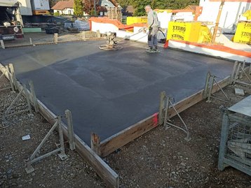 Bau einer neuen Bodenplatte für einen Bungalow 128