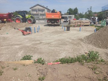 Baustelle mit Traktor und LKW