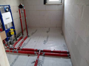 Rohinstallationen in einem Neubau