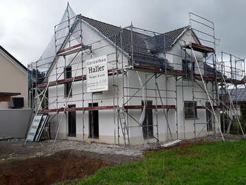 Neubau mit Gerüst