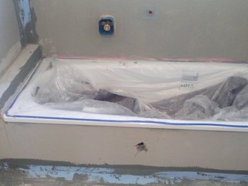 Rohinstallationen im Bad eines Neubaus