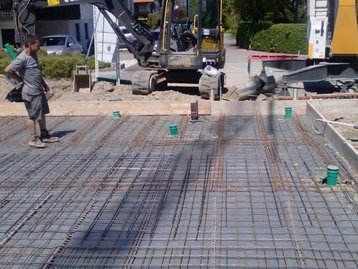 Mann auf einer neuen Bodenplatte