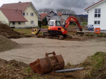 Grundstück mit Bagger 