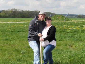 Zwei Menschen beim Spatenstich