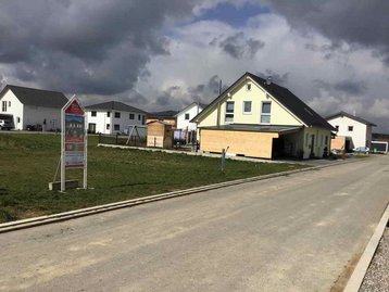 Baugrundstück mit Schild