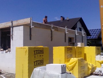 Erdgeschoss eines Hauses mit Baumaterialien