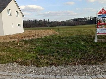 Baugrundstück mit Schild