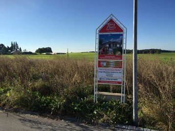 Baugrundstück mit Beschilderung