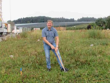 Mensch beim Spatenstich