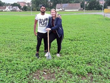 zwei Menschen mit Spaten