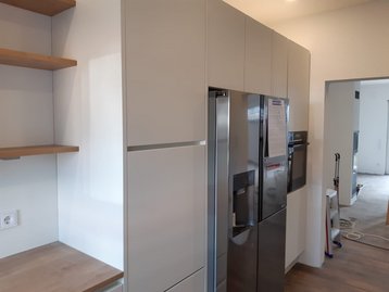 Küche mit Kühlschrank