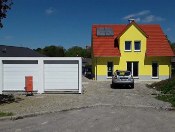 gelbes haus mit Garage daneben