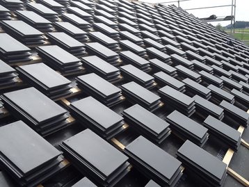 Dachziegel auf einem Dachstuhl