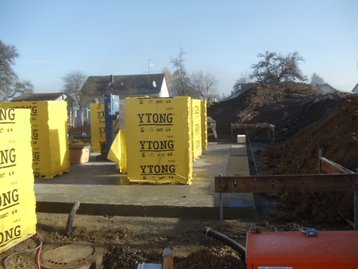 Mauersteine auf Bodenplatte