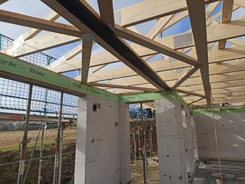 Arbeiten am Dachstuhl eines Bungalow 128