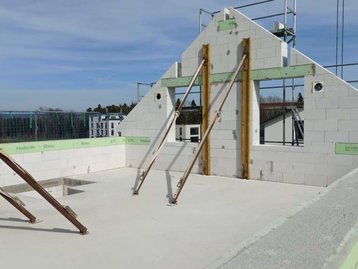 Maurerarbeiten des Dachgeschosses eines Raumwunder 100