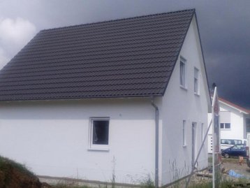 weißes Haus bei dunklen Himmel