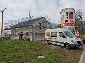 Baustelle eines Neubaus mit Auto