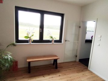 Fenster mit Bank davor