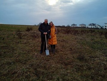 2 Menschen mit Spaten