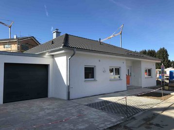 Bungalow 128 von vorne mit Garage