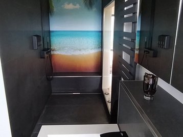 Bad mit Meer als Hintergrund