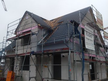 Arbeiten am Dach eines Neubaus