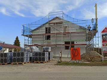 Neubau im Bau mit Gerüst