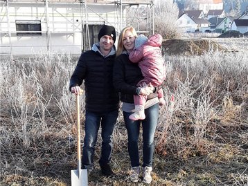 Familie beim Spatenstich