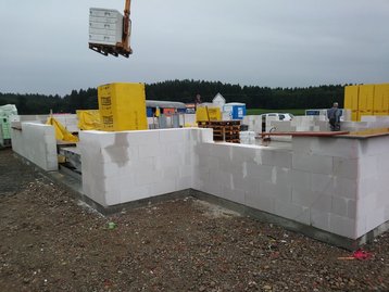 Baustelle mit Erdgeschoss eines Hauses