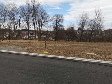 Baugrundstück und Straße