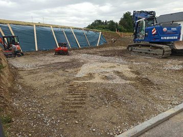 Gründung eines Baugrundstücks mithilfe eines Baggers