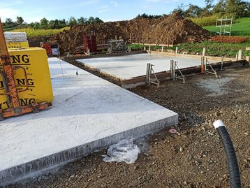 Bodenplatte mit Baumaterialien