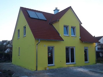 Gelbes haus mit rotem Dach